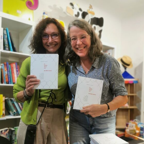 Damals, im Buchladen Perchtoldsdorf, nach der ersten Lesung überhaupt, mit Buchhändlerin Christine Wochermayr-Lützow, glücklich und überdreht.